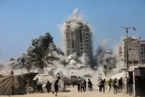 Un bombardeo israelí acaba con la vida de 15 personas mientras intensifica los ataques a Gaza derribando una torre residencial