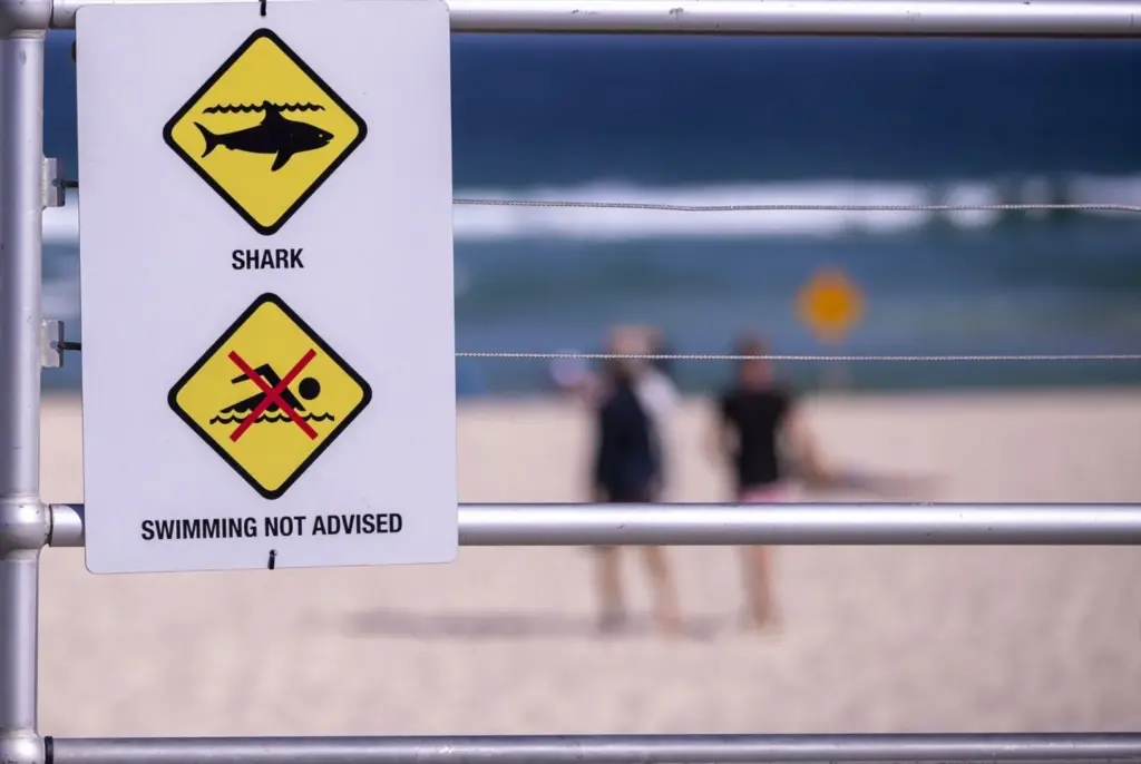 Una señal de advertencia en la playa de Bondi, en Sídney (Australia).