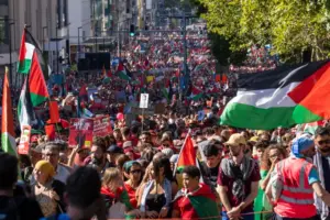 Cerca de 110.000 personas piden en Bruselas sanciones más estrictas contra Israel en apoyo a Palestina