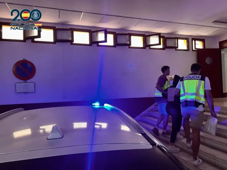 Roban más de 9.600 euros escondiéndose en un comercio antes del cierre