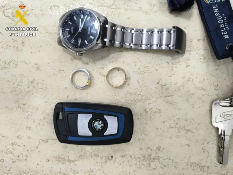 Trepa a plena luz del día hasta la segunda planta de un hotel para robar en una habitación