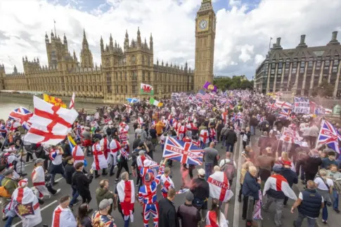 Más de 110.000 personas secundan una manifestación ultraderechista en Londres