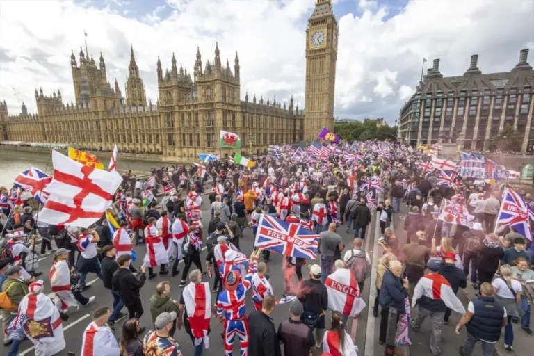 Unas 150.000 personas secundan una manifestación ultraderechista en Londres