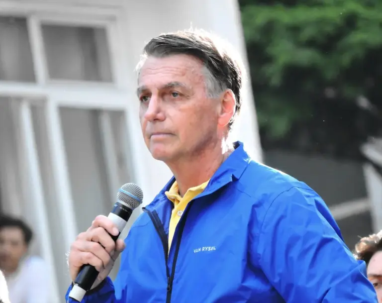 Bolsonaro pasa la noche ingresado en el hospital tras ser trasladado de urgencia