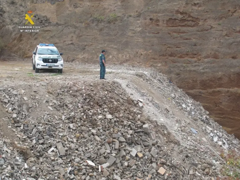 Investigan a dos personas por vertido de residuos en una cantera abandonada en Tenerife