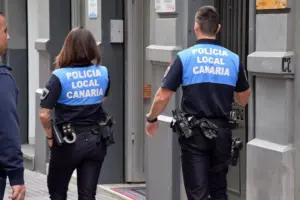 La Policía Local de Santa Cruz de Tenerife desaloja las personas que vivían en los aledaños del pabellón Pancho Camurria y los anexos al Parque La Granja
