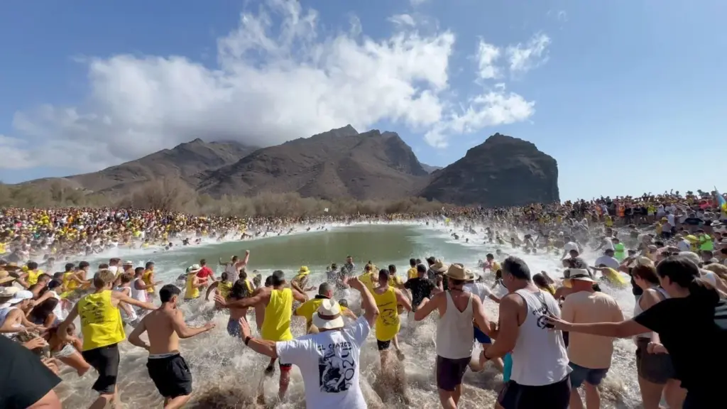 Miles de personas se lanzan al Charco de La Aldea en estas fiestas de San Nicolás de Tolentino 2025