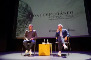 Juan Floristán abre el Festival Contemporáneo con un concierto escenificado de piano. Horacio Umpierrez y Samuel Ramos en la presentación. Imagen: Cultura del Gobierno de Canarias.