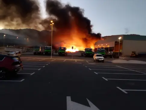 Se declara un incendio cerca de la Planta Industrial de Residuos Sólidos en Arico, Tenerife