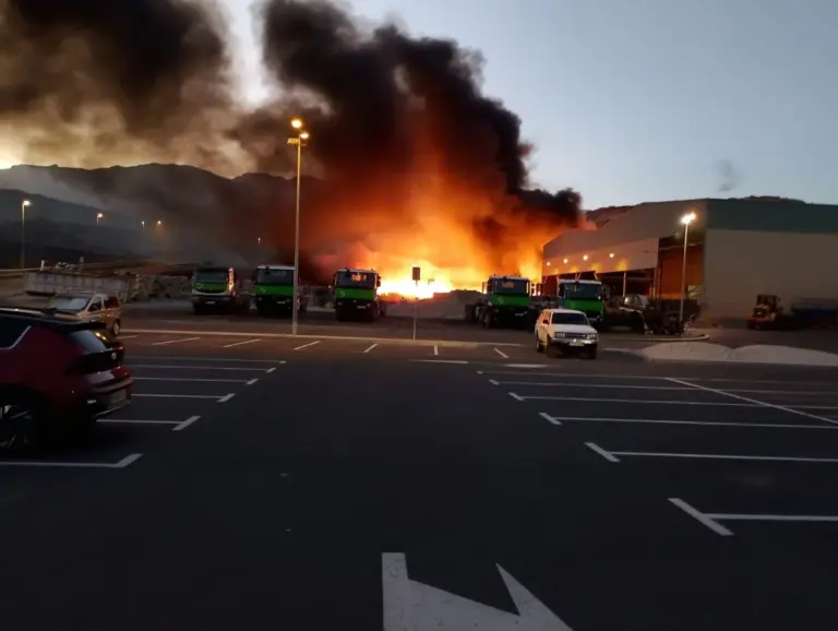 Los bomberos trabajan toda la noche en un incendio en la Planta Industrial de Residuos Sólidos en Arico