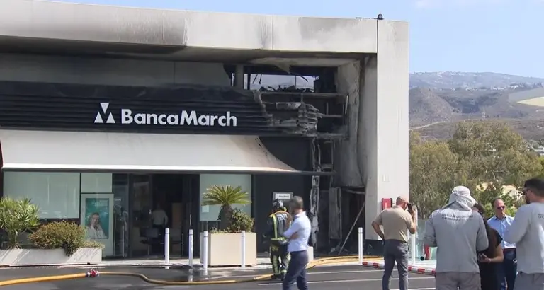 Un pequeño incendio afecta a parte del Centro Comercial Parque Santiago VI, en Arona