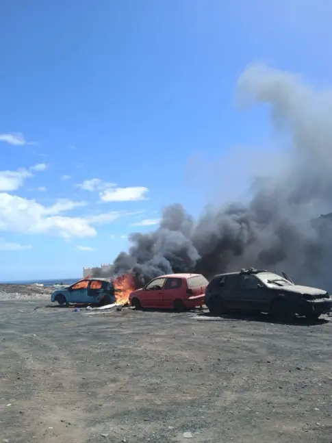 Arde un coche por completo en Arrecife