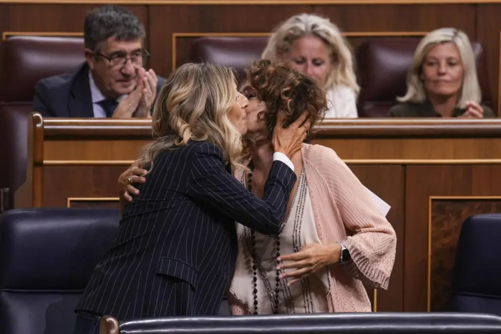PP, Vox y Junts tumban la ley para reducir a jornada laboral a 37,5 horas semanales. En la foto, la ministra de Hacienda, María Jesús Montero y  la ministra de Trabajo, Yolanda Díaz, se saludan durante el debate para la reducción de la jornada laboral, este miércoles en el Pleno del Congreso de los Diputados. EFE