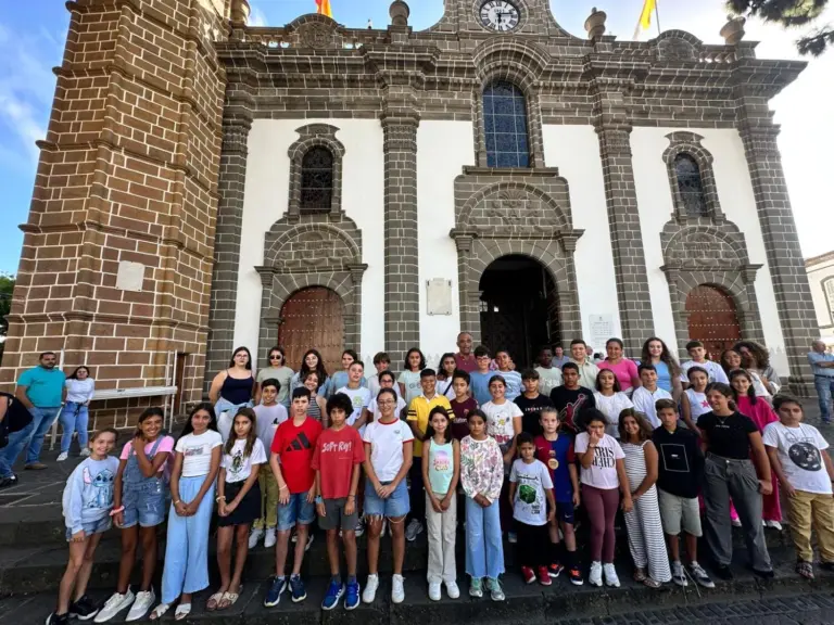 Jóvenes verseadores alzan su voz en la Romería-Ofrenda del Pino