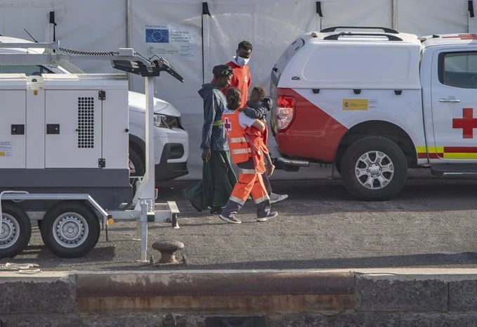 Personal de Cruz Roja lleva un menor en brazos. Imagen de recurso Europa Press