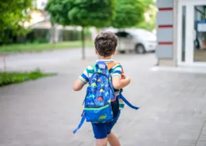 SATSE denuncia que arranca el curso sin suficientes enfermeras escolares. Niño de vuelta al cole. Imagen: SATSE.