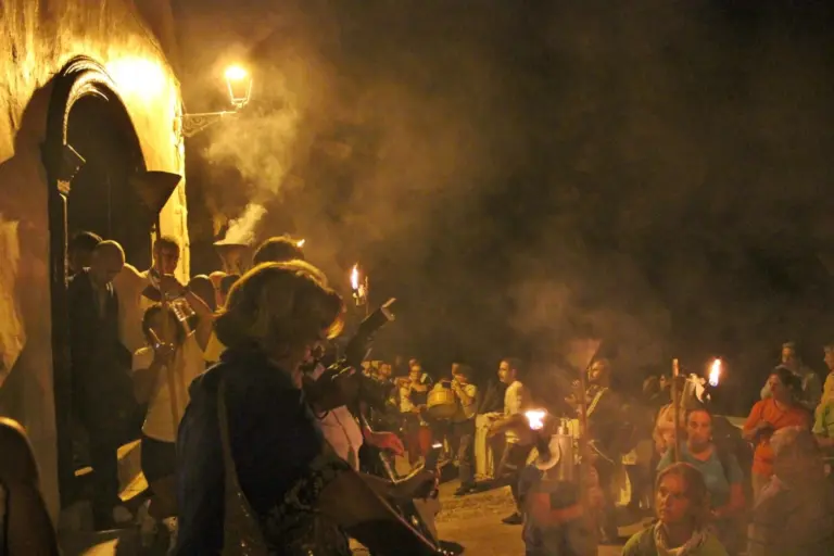 Mucho humo para arrancar la fiesta de La Rambla