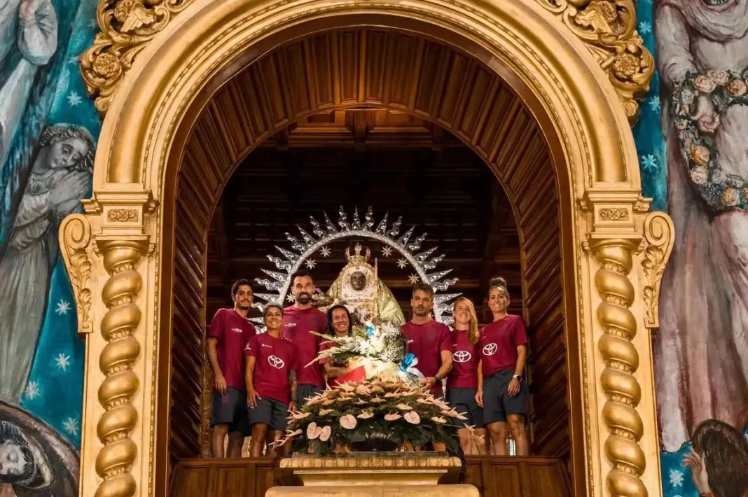 El CD Tenerife se traslada a la Villa Mariana para realizar la tradicional ofrenda a la Virgen de Candelaria. Imagen CD Tenerife
