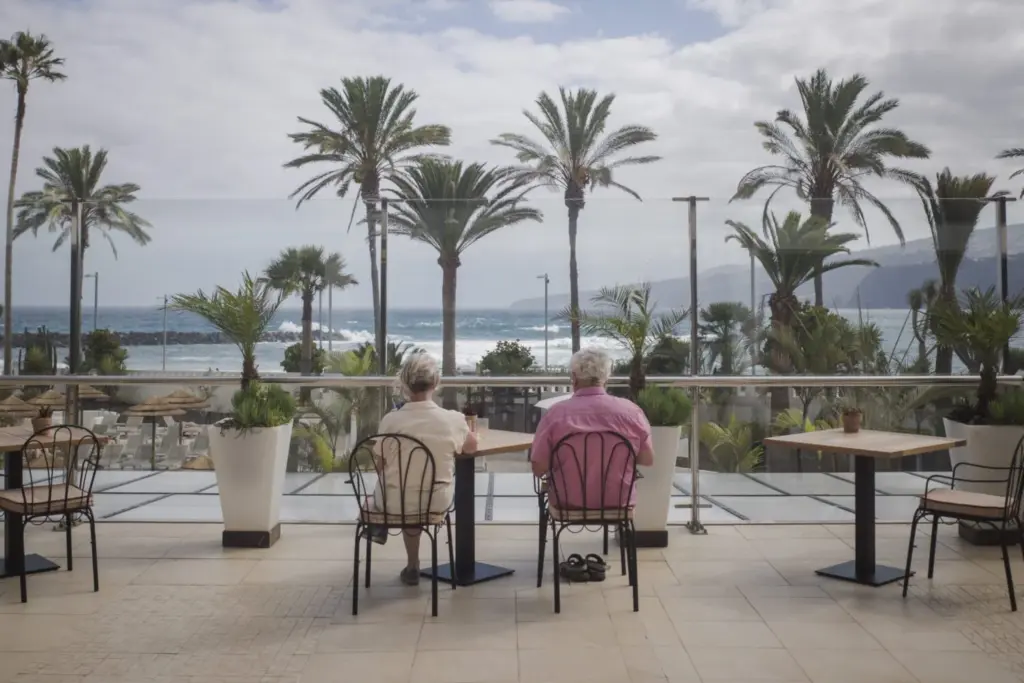 Una pareja de turistas en Puerto de la Cruz, Tenerife. Imagen Ashotel