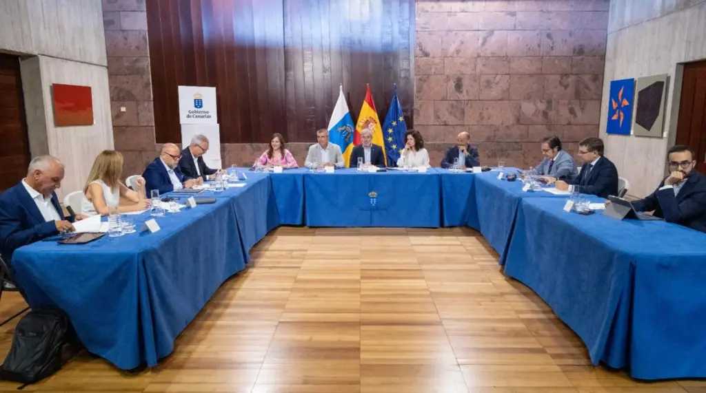 Reunión Clavijo y grupos parlamentarios financiación autonómicaCanarias rechaza la condonación de deuda a las comunidades autónomas y avanza una «batalla» jurídica y política