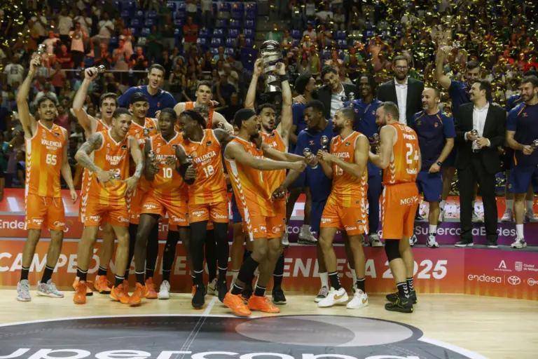 94-98 | El Valencia Basket vence al Real Madrid y levanta la Supercopa