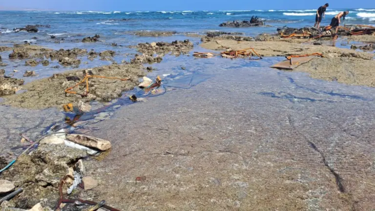 Estudian reabrir las playas de Lanzarote cerradas por el vertido del atunero