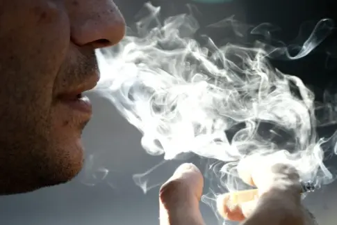 Prohibición de fumar en terrazas y piscinas: el Gobierno aprueba el anteproyecto