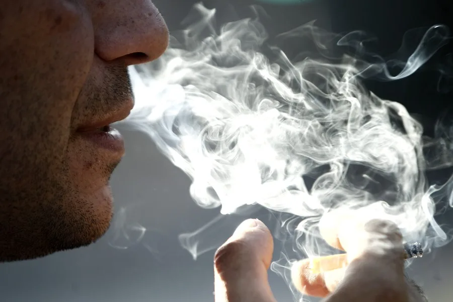 Prohibición de fumar en terrazas y piscinas: el Gobierno aprueba el anteproyecto