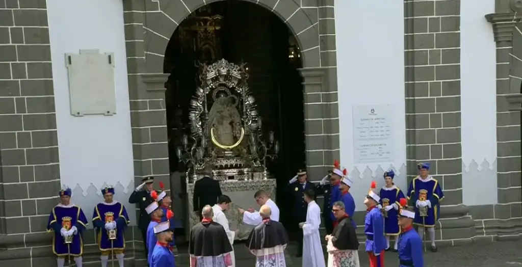 La Virgen del Pino saliendo de la Basílica de Teror tras la misa
