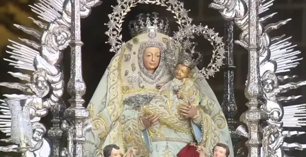 La Virgen del Pino saliendo de la Basílica de Teror tras la misa