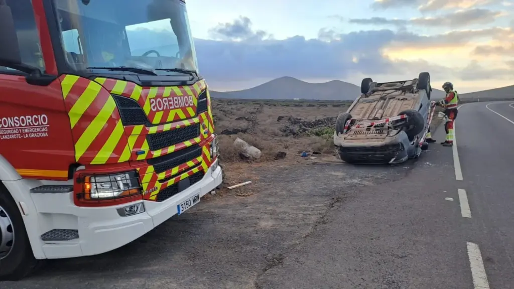 Vuelco vehículo LZ 46 Tiagua - Mancha Blanca. Tinajo