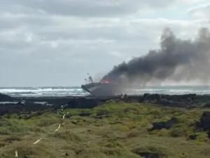 El barco atunero encallado en la costa de Órzola arde al ser rescatado