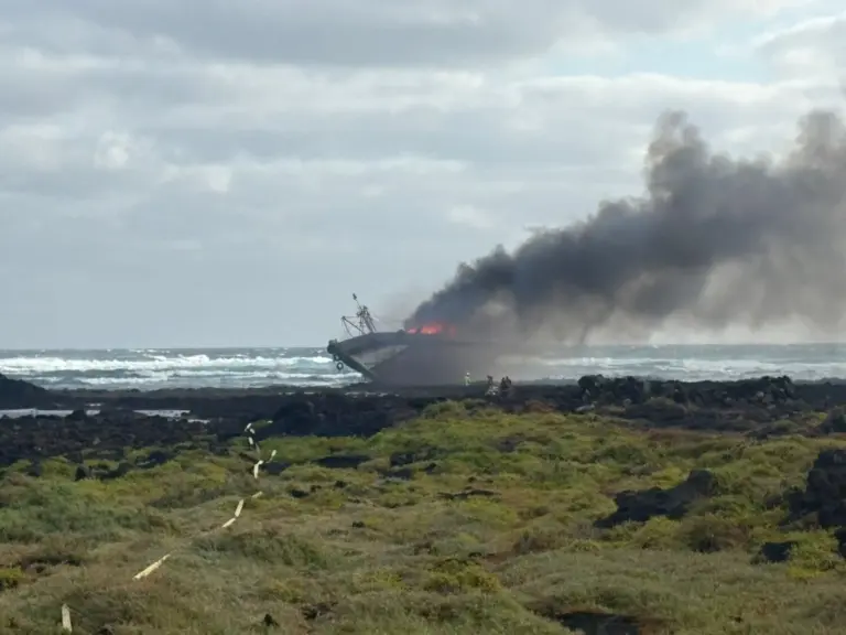 Activada la prealerta por posible contaminación marina en Lanzarote tras el encallamiento e incendio de un barco en Órzola