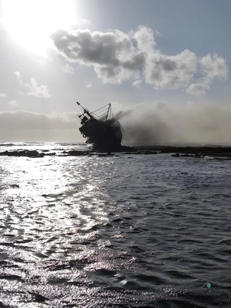 El barco encallado en Órzola ha sufrido un incendio en la costa