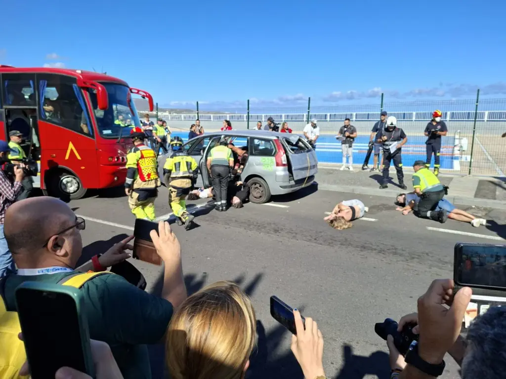 Personal de emergencias actuando en el simulacro de evacuación de Garachico en un accidente de tráfico simulado / RTVC / Ángel Muñiz