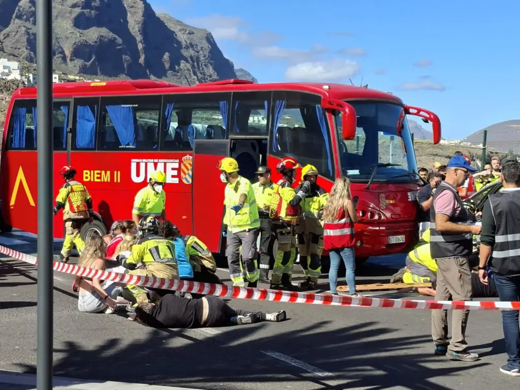 Personal de emergencias atienden a las víctimas en el ejercicio del simulacro de erupción volcánica de Garachico / RTVC / Ángel Muñiz