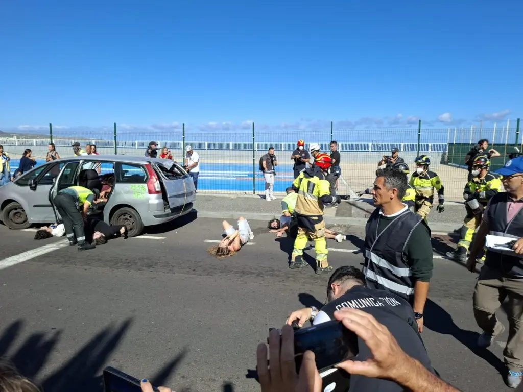 Uno de los ejercicios que se está realizando en el simulacro es el accidente de tráfico entre una guagua y un vehículo en la avenida de Garachico / RTVC / Ángel Muñiz