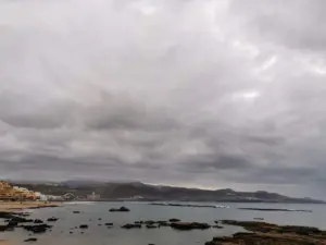 Durante el jueves y viernes lloverá en el norte de las islas más montañosas y habrá fuertes rachas de viento en la costa