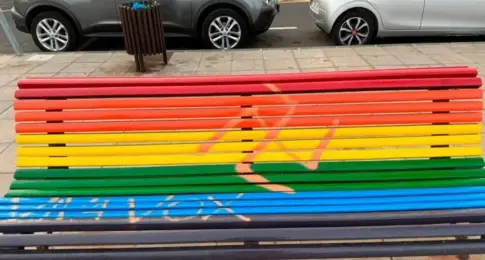 Aparece vandalizado un banco LGTBI+ de Lanzarote con una esvástica y «Viva Vox»