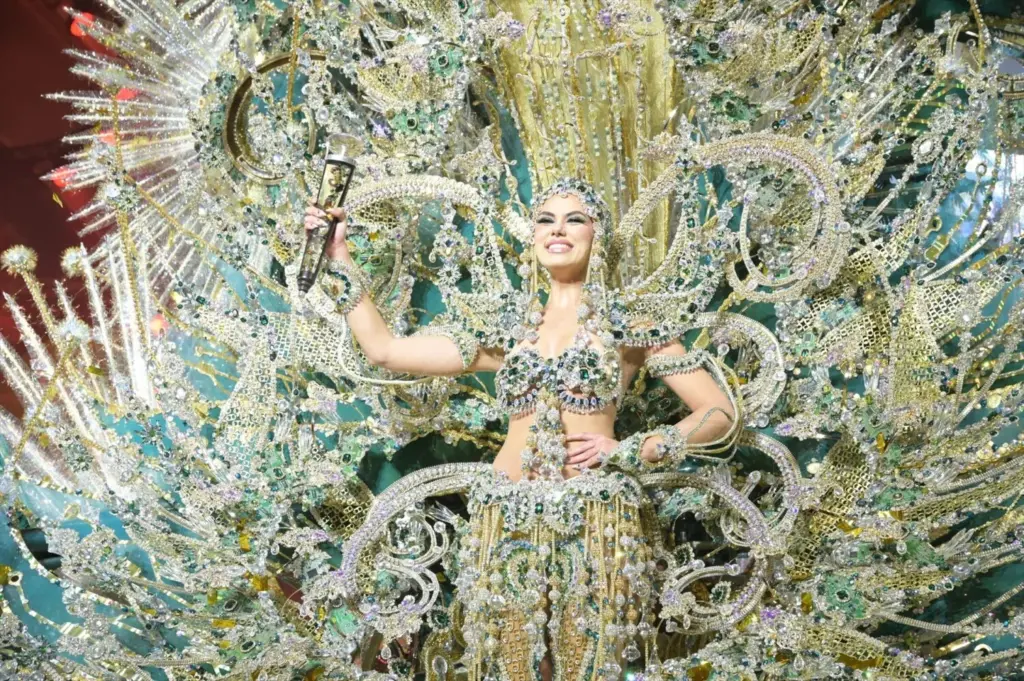 El carnaval de Santa Cruz de Tenerife busca su profesionalización. En la imagen Elízabeth Ledesma Laker, con la fantasía “Conexión”, diseñada por Alexis Santana, es la Reina Adulta 2025. / Archivo Europa Press