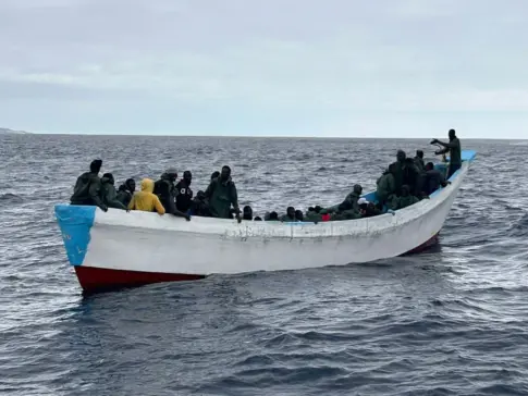 Un cayuco con 64 hombres llega por sus propios medios a El Hierro