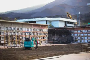 El ayuntamiento de Los Llanos de Aridane informa sobre los trabajos en el cementerio de Los Ángeles, sepultado por la lava del volcán Tajogaite