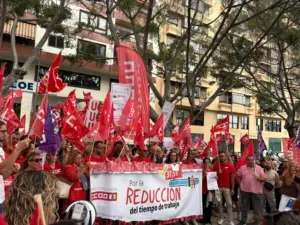 Los sindicatos CCOO y UGT protagonizan diferentes movilizaciones en todo el país para reclamar la reducción horaria en el trabajo a 37, 5 horas semanales