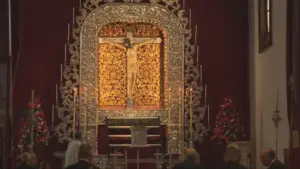 Cientos de fieles acuden a la ceremonia del descendimiento del Santísimo Cristo de La Laguna, un acto que marca el inicio de las celebraciones religiosas en las Fiestas