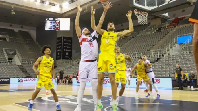 El Dreamland Gran Canaria pierde por nueve puntos al Covirán Granada en el amistoso de pretemporada disputado en el Palacio de Deportes de los andaluces