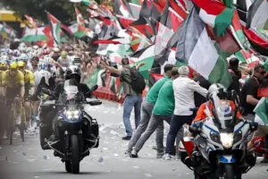 La iniciativa Gernika Palestina invade un tramo de la Gran Vía de Bilbao al paso de la Vuelta ciclista por la capital vizcaína en protesta por la participación del equipo Israel Premier Tech y en apoyo a Palestina | EFE / Miguel Toña