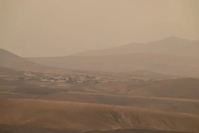 Canarias activa avisos por calor y calima en varias islas