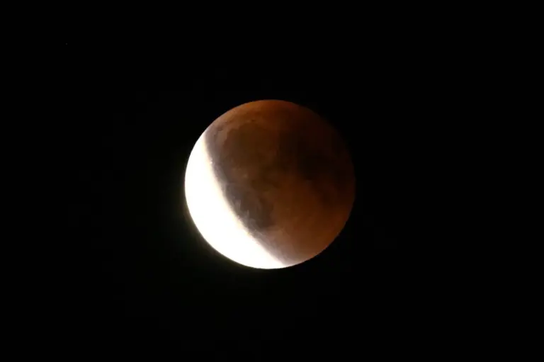 Con la última luna llena del verano llega un eclipse lunar total