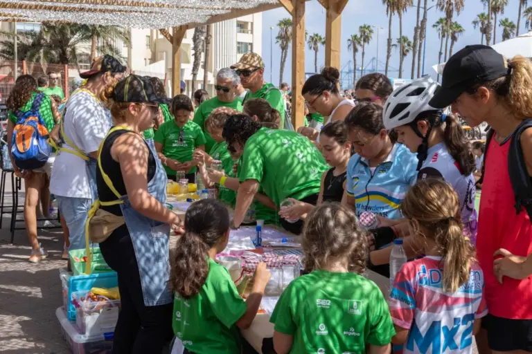 Miles de personas recorren la Avenida Marítima sobre dos ruedas para celebrar la tradicional Fiesta de la Bici capitalina 