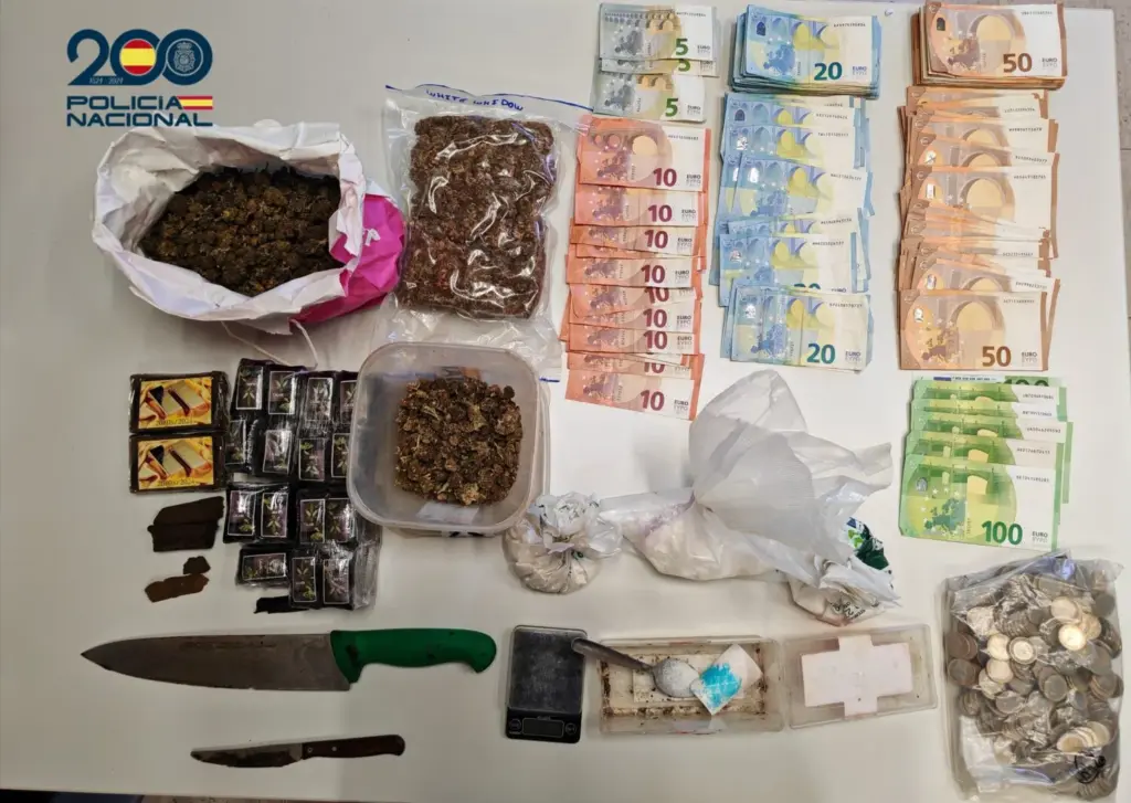 Parte de la droga y el dinero incautado